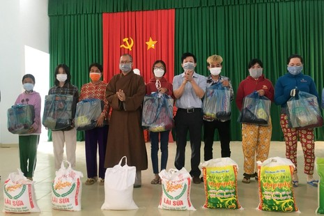 Trao 120 phần quà đến các hộ cận nghèo vui Xuân, đón Tết