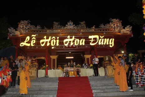 Lễ hội hoa đăng được tổ chức tại Nghinh Lương Đình