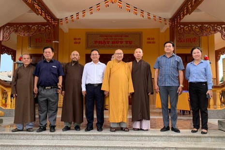 Đoàn Ủy ban MTTQVN TP.HCM đến thăm điểm an cư tại chỗ - chùa Phật Bửu - Ảnh: CTV