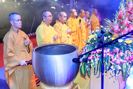 Cả ngàn Phật tử về chùa Đức Hậu cầu an