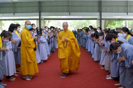 Cung thỉnh Đức Quyền Pháp chủ GHPGVN quang lâm khai pháp mở đầu tuấn cấm túc an cư của lãnh đạo Học viện Phật giáo VN tại TP.HCM với Tăng Ni sinh viên các khóa
