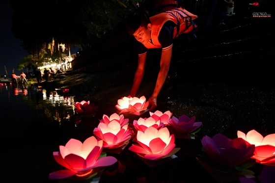 Những hoa đăng mang thông điệp yêu thương được thả xuống dòng sông Sài Gòn trong đêm Vu lan