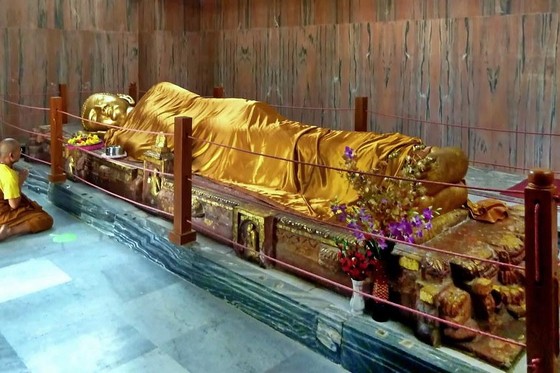 Tượng Đức Phật nhập diệt tại Bảo tháp Đức Phật nhập Niết-bàn (Ấn Độ)