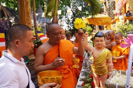 Lễ Tắm Phật thiêng liêng mừng năm mới trong Tết cổ truyền Chôl Chnăm Thmây của đồng bào Khmer