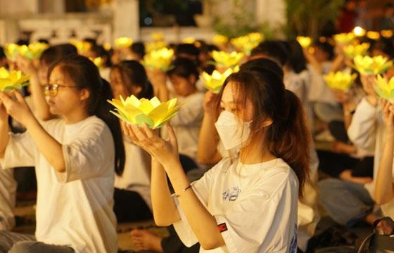 Hơn 250 học sinh về chùa Long Đa dự thắp nến cầu nguyện mùa thi