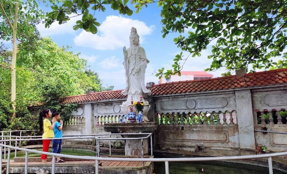 Tôn tượng Bồ-tát Quán Thế Âm được đặt gần sát đường dân sinh, gần gũi với dân làng