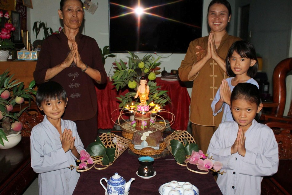 Những thiết trí kính mừng Phật đản mộc mạc, chân thành tràn đầy niềm hỷ lạc được dâng lên cúng dường ngày Khánh đản