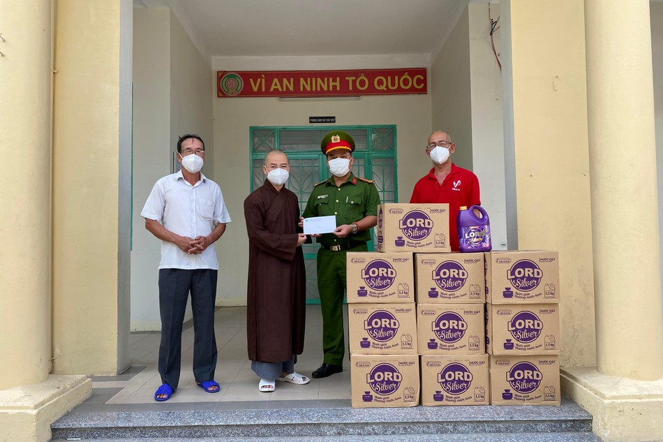 Chùa Bà Đa tặng quà hỗ trợ các chốt kiểm soát phòng chống dịch Covid-19