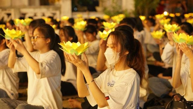 Hơn 250 học sinh về chùa Long Đa dự thắp nến cầu nguyện mùa thi