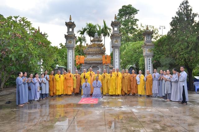 Tăng Ni, Phật tử bên bảo tháp của Trưởng lão Hòa thượng Thích Quang Thể