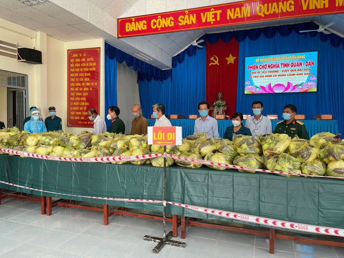 Phiên chợ 0 đồng tại trụ sở Nhà Văn hóa xã Cẩm Sơn do tổ đình Phước Lâm phối hợp các đơn vị tổ chức