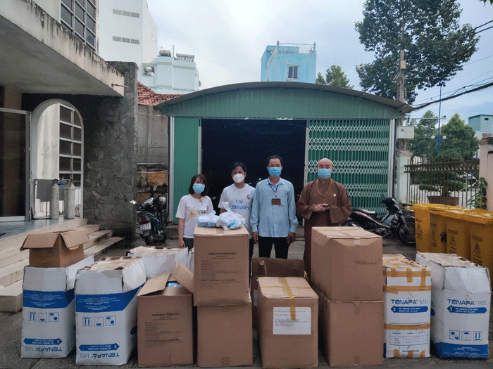 Thượng tọa Thích Quảng Lộc trao một số vật tư y tế đến Trung tâm Y tế TP.Mỹ Tho hỗ trợ chống dịch Covid-19