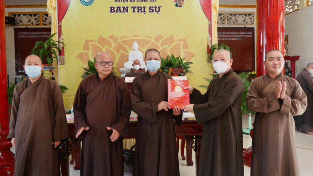 Trao quyết định bổ nhiệm Ban Trụ trì chùa Linh Sơn - Văn phòng Ban Trị sự huyện