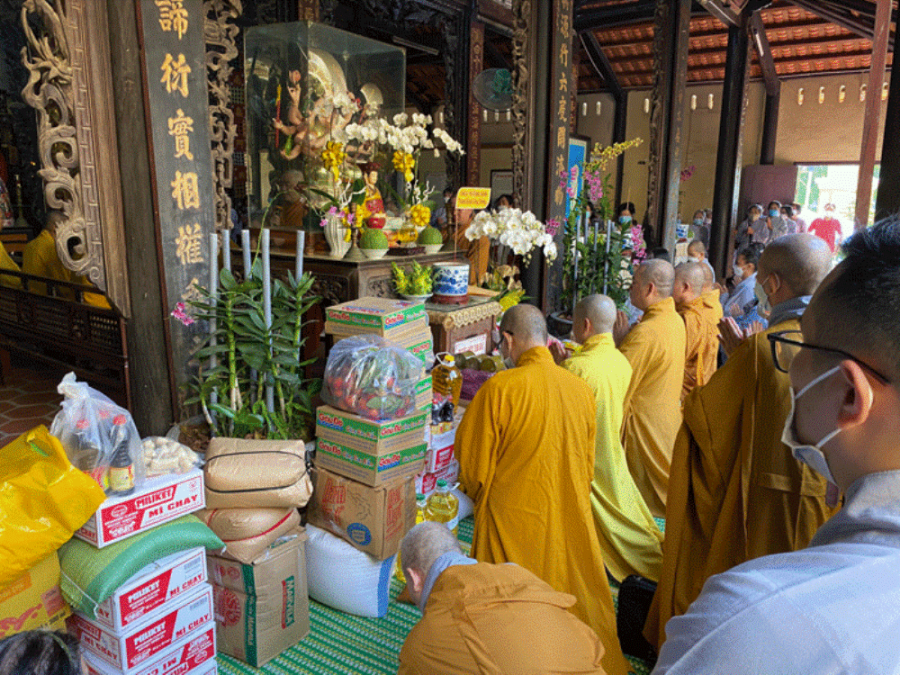 Đoàn Ban Trị sự Phật giáo TP.Mỹ Tho cúng dường trường hạ tổ đình Vĩnh Tràng