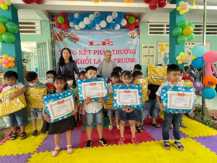 Chùa Phước Long tặng quà cho học sinh Trường Mầm non Hội Xuân
