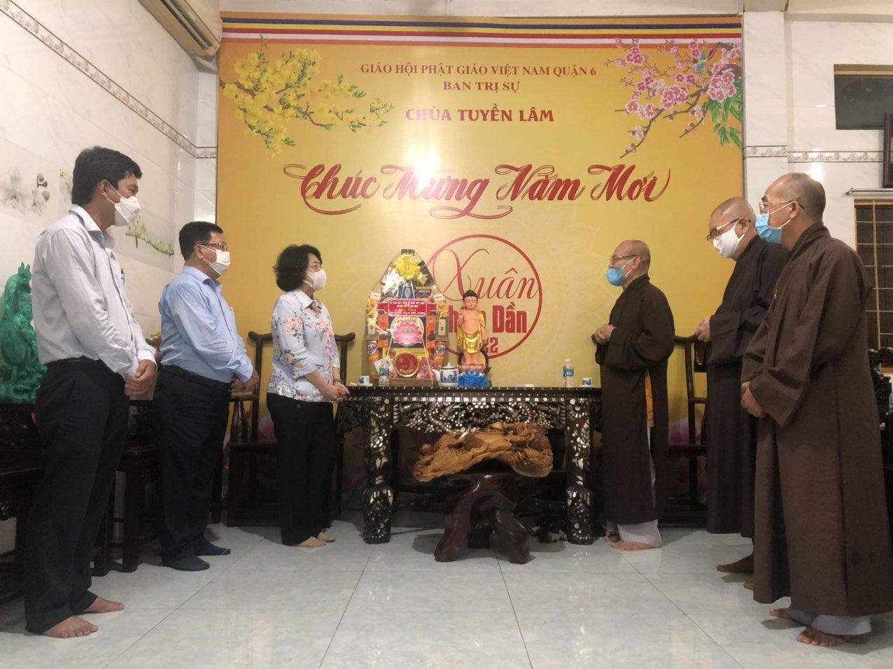 Lãnh đạo Ủy ban MTTQVN TP.HCM chúc mừng Phật đản đến Phật giáo quận 6 