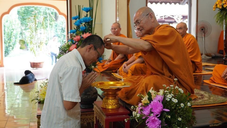 Trưởng lão Hòa thượng Viên Minh xuống tóc cho người tham dự khóa xuất gia gieo duyên