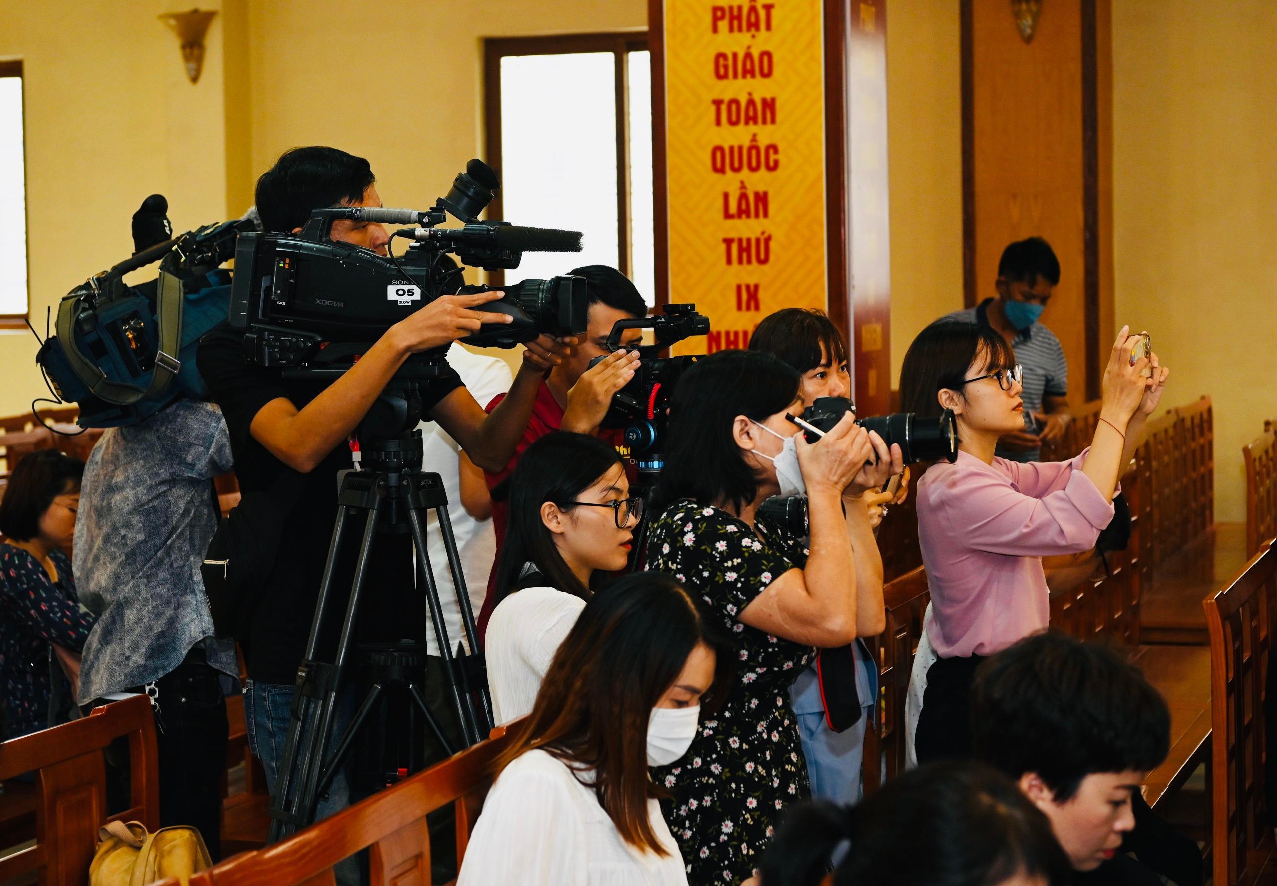 Hơn 100 phóng viên của 82 cơ quan báo chí dự họp báo về Đại hội IX GHPGVN