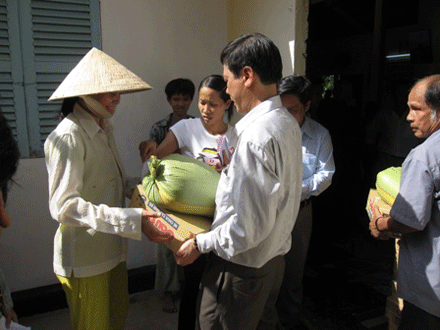 Chùa Đông Phước Q.8 tặng 25 triệu đồng để giúp đồng bào nghèo.