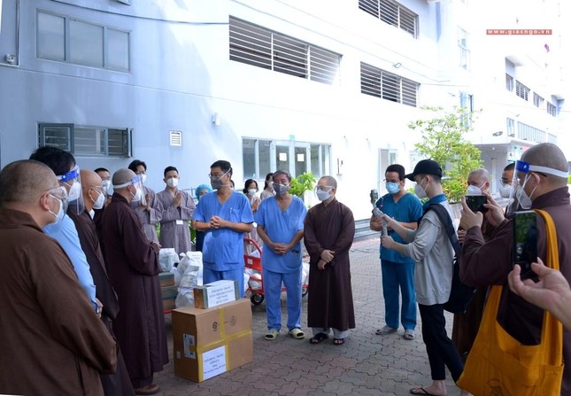 Lãnh đạo Trung ương GHPGVN thăm các bệnh viện dã chiến, điều trị Covid-19 tại TP.HCM ảnh 2