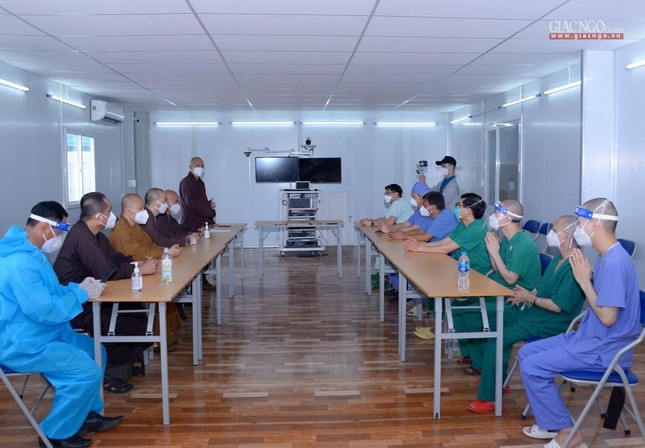 Lãnh đạo Trung ương GHPGVN thăm các bệnh viện dã chiến, điều trị Covid-19 tại TP.HCM ảnh 24