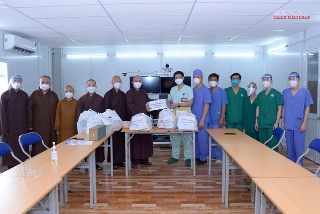 Lãnh đạo Trung ương GHPGVN thăm các bệnh viện dã chiến, điều trị Covid-19 tại TP.HCM ảnh 31