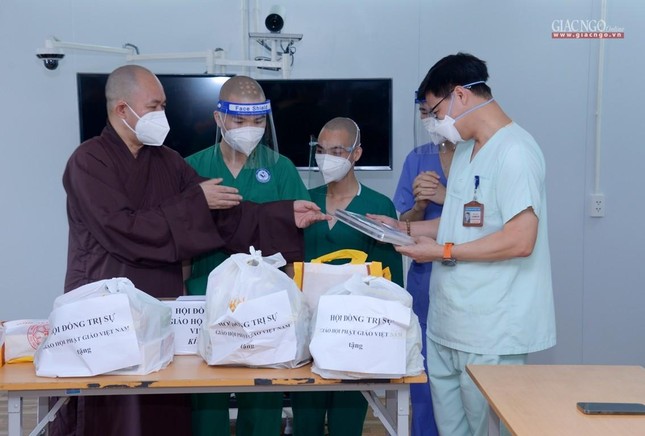Lãnh đạo Trung ương GHPGVN thăm các bệnh viện dã chiến, điều trị Covid-19 tại TP.HCM ảnh 8