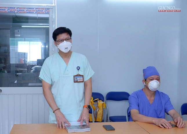 Lãnh đạo Trung ương GHPGVN thăm các bệnh viện dã chiến, điều trị Covid-19 tại TP.HCM ảnh 29