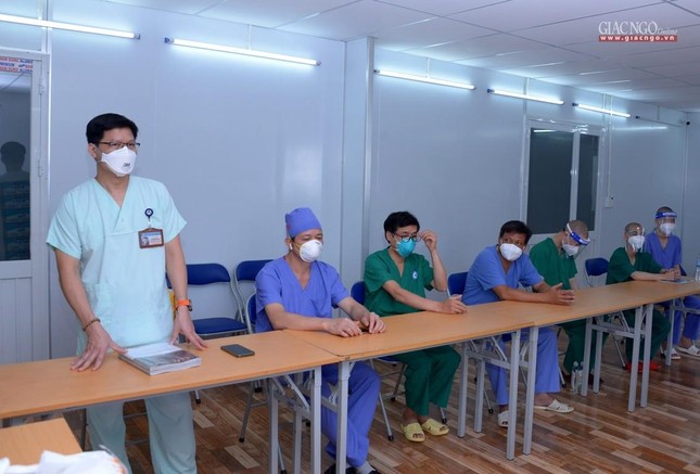 Lãnh đạo Trung ương GHPGVN thăm các bệnh viện dã chiến, điều trị Covid-19 tại TP.HCM ảnh 26
