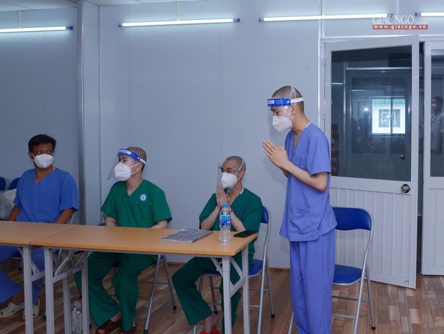 Lãnh đạo Trung ương GHPGVN thăm các bệnh viện dã chiến, điều trị Covid-19 tại TP.HCM ảnh 28