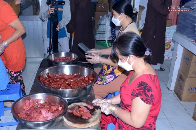 Lãnh đạo Giáo hội thăm các cơ sở hỗ trợ tuyến đầu chống dịch của Phật giáo tại TP.HCM ảnh 12