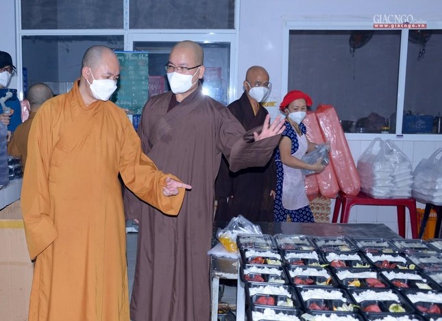 Lãnh đạo Giáo hội thăm các cơ sở hỗ trợ tuyến đầu chống dịch của Phật giáo tại TP.HCM ảnh 2