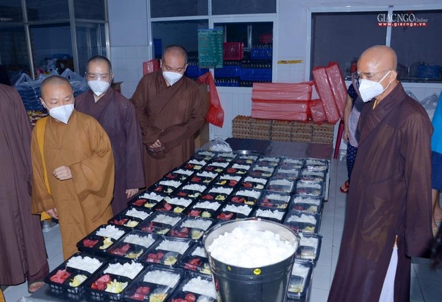 Lãnh đạo Giáo hội thăm các cơ sở hỗ trợ tuyến đầu chống dịch của Phật giáo tại TP.HCM ảnh 13