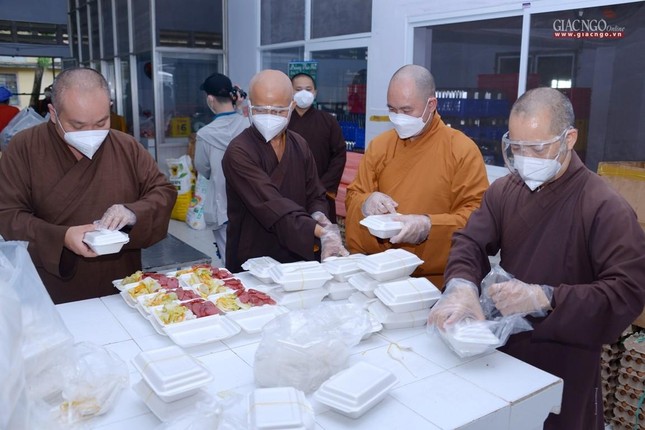 Lãnh đạo Giáo hội thăm các cơ sở hỗ trợ tuyến đầu chống dịch của Phật giáo tại TP.HCM ảnh 14