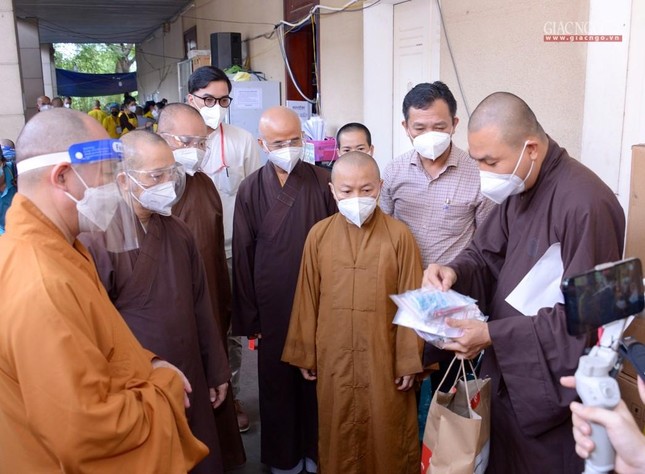 Lãnh đạo Giáo hội thăm các cơ sở hỗ trợ tuyến đầu chống dịch của Phật giáo tại TP.HCM ảnh 3