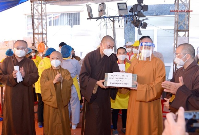 Lãnh đạo Giáo hội thăm các cơ sở hỗ trợ tuyến đầu chống dịch của Phật giáo tại TP.HCM ảnh 4