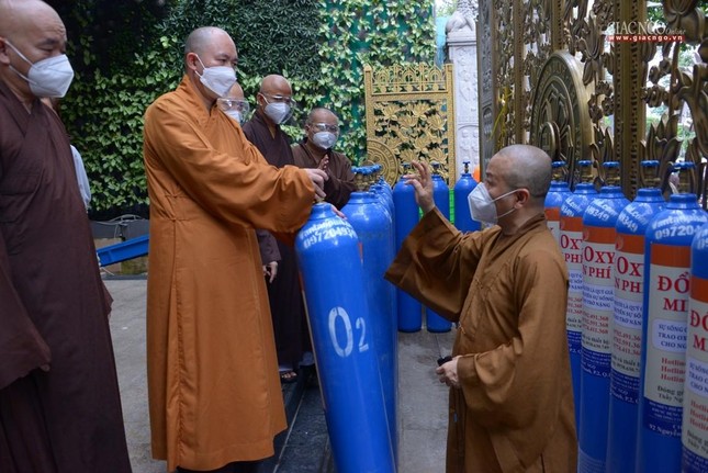 Lãnh đạo Giáo hội thăm các cơ sở hỗ trợ tuyến đầu chống dịch của Phật giáo tại TP.HCM ảnh 29