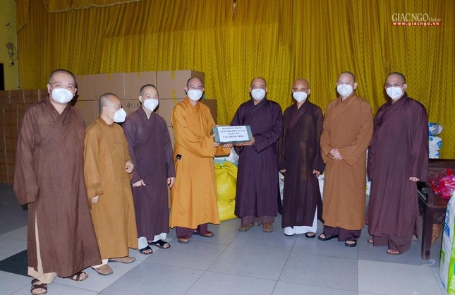 Lãnh đạo Giáo hội thăm các cơ sở hỗ trợ tuyến đầu chống dịch của Phật giáo tại TP.HCM ảnh 7