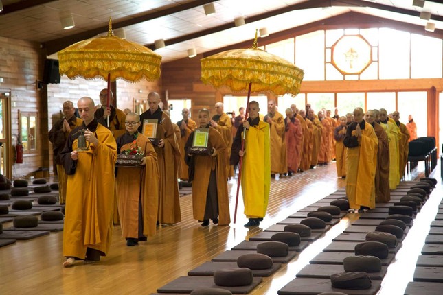Hình ảnh lễ rước giới bổn trong Đại giới đàn Qua Bờ thuộc Đạo tràng Mai Thôn ảnh 18