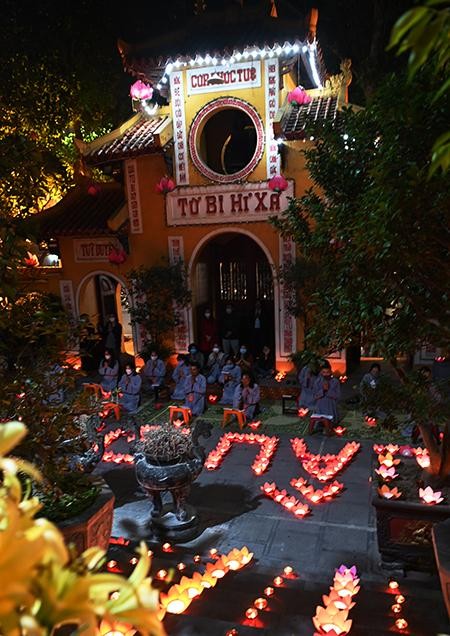Hà Nội: Lễ tưởng niệm, thắp hoa đăng cầu nguyện tại chùa Quán Sứ ảnh 8