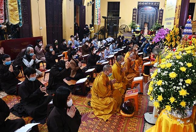 Hà Nội: Lễ tưởng niệm, thắp hoa đăng cầu nguyện tại chùa Quán Sứ ảnh 4