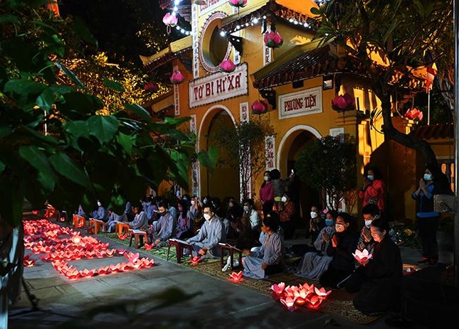 Hà Nội: Lễ tưởng niệm, thắp hoa đăng cầu nguyện tại chùa Quán Sứ ảnh 11