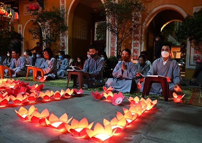 Hà Nội: Lễ tưởng niệm, thắp hoa đăng cầu nguyện tại chùa Quán Sứ ảnh 10
