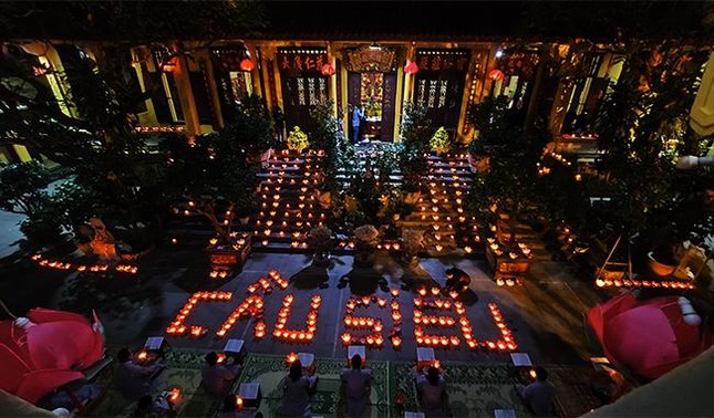 Hà Nội: Lễ tưởng niệm, thắp hoa đăng cầu nguyện tại chùa Quán Sứ ảnh 12