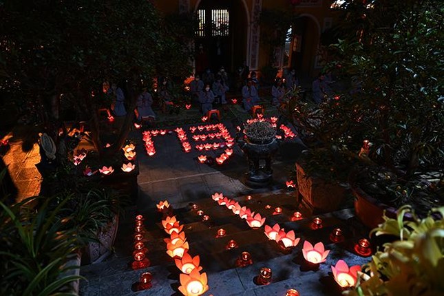 Hà Nội: Lễ tưởng niệm, thắp hoa đăng cầu nguyện tại chùa Quán Sứ ảnh 9