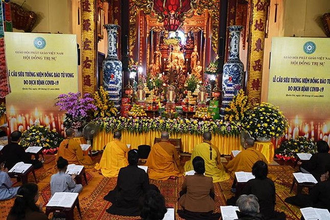 Hà Nội: Lễ tưởng niệm, thắp hoa đăng cầu nguyện tại chùa Quán Sứ ảnh 1