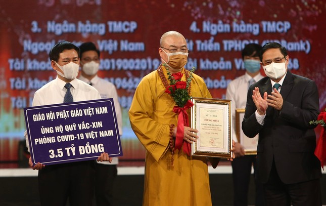 Thủ tướng Phạm Minh Chính trao bản cảm ơn ghi nhận sự đóng góp của Trung ương GHPGVN - Ảnh: VP1 GHPGVN