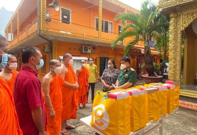 Trao 50 phần quà đến chư Tăng, Phật tử người Khmer tại TP.HCM ảnh 1