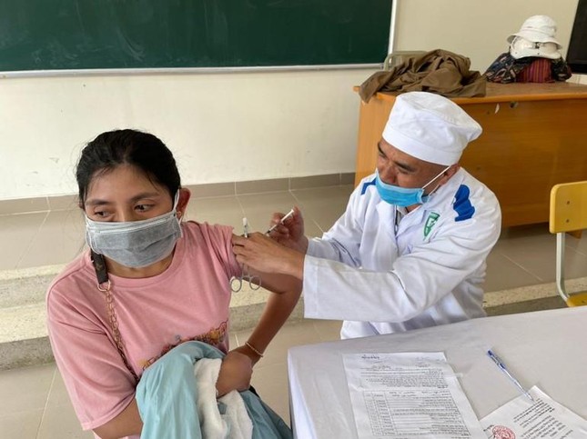 Những thầy thuốc ở Tuệ Tĩnh đường Linh Quang tham gia chiến dịch tiêm vắc-xin phòng Covid-19 ảnh 1