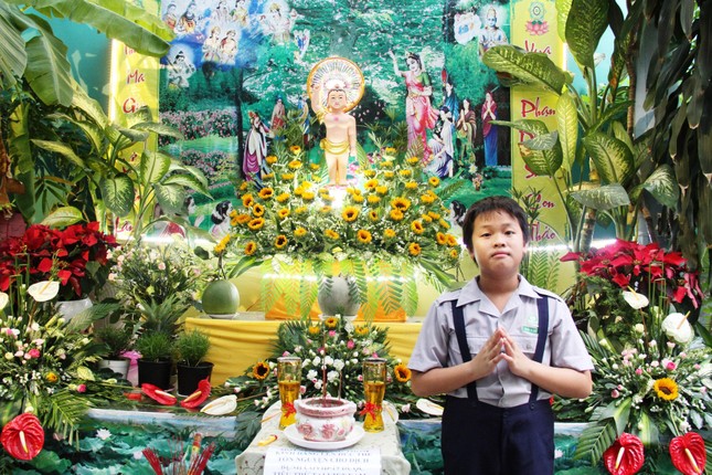 Hân Hoan Thiết Trí Lễ Đài Phật Đản Tại Tư Gia Phật Tử